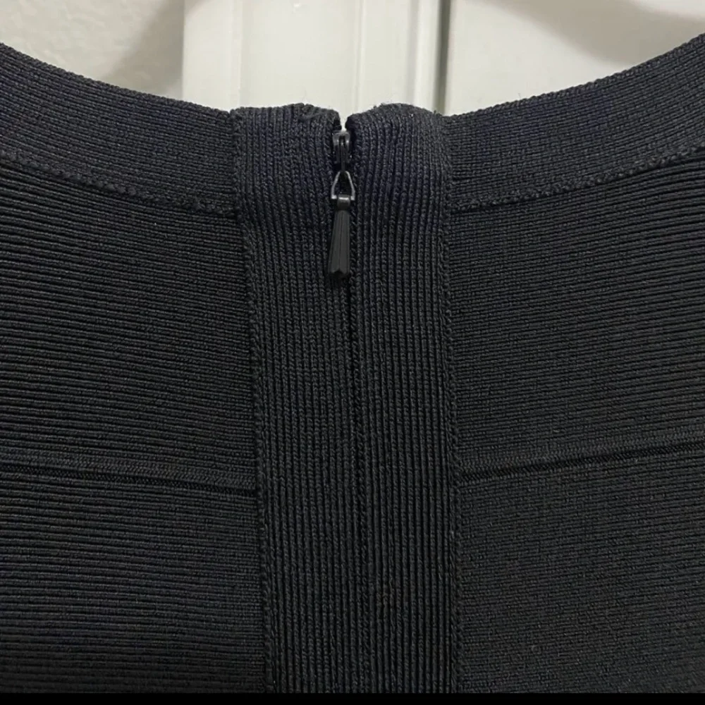 Elegant Black Dress - Picture 3 of 4